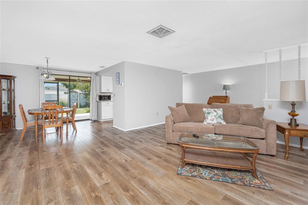 For Sale: $299,900 (2 beds, 2 baths, 1220 Square Feet)