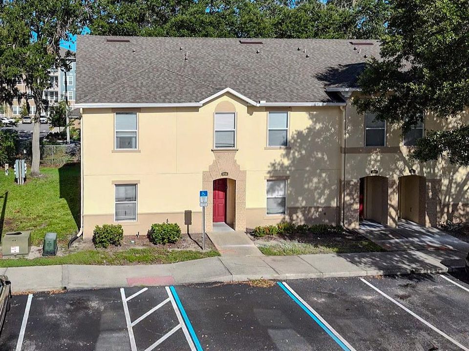 Activo con contrato: $295,000 (4 camas, 3 baños, 1873 Pies cuadrados)