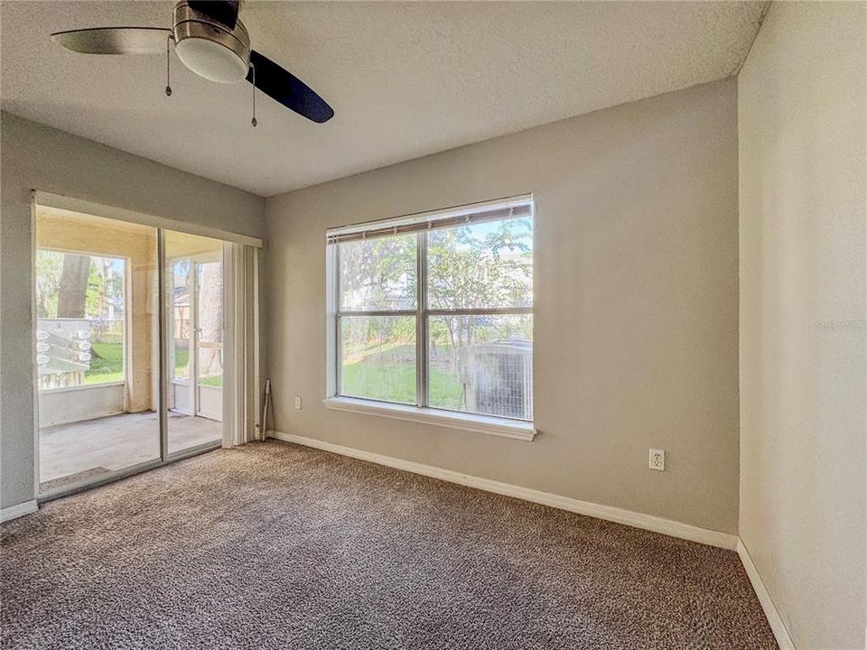 Activo con contrato: $295,000 (4 camas, 3 baños, 1873 Pies cuadrados)