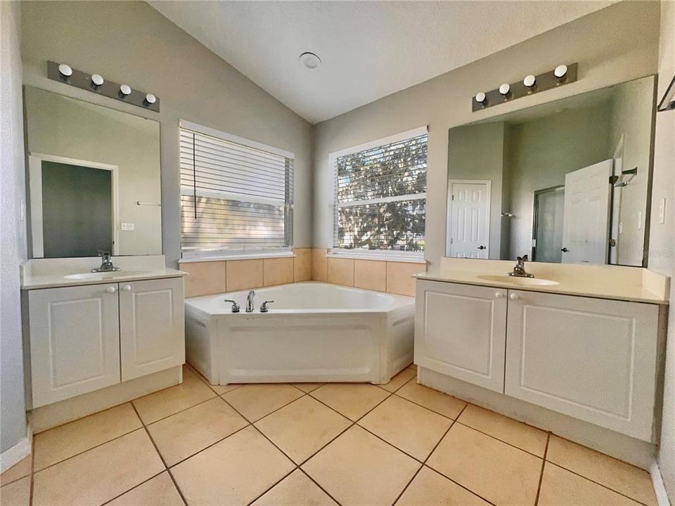 Activo con contrato: $295,000 (4 camas, 3 baños, 1873 Pies cuadrados)