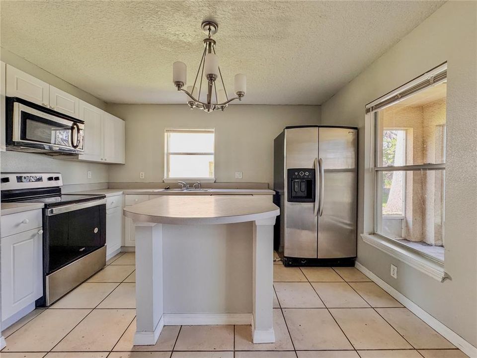 Activo con contrato: $295,000 (4 camas, 3 baños, 1873 Pies cuadrados)