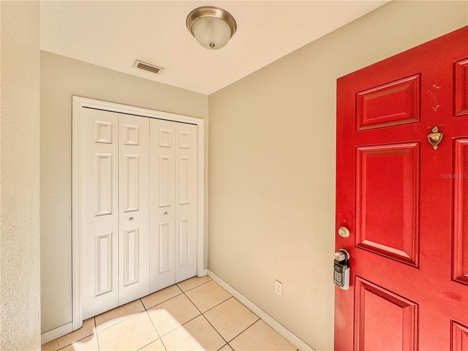 Activo con contrato: $295,000 (4 camas, 3 baños, 1873 Pies cuadrados)