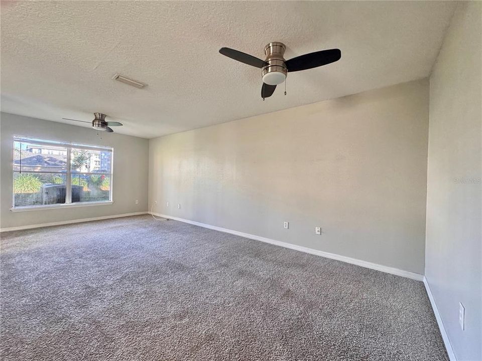 Activo con contrato: $295,000 (4 camas, 3 baños, 1873 Pies cuadrados)