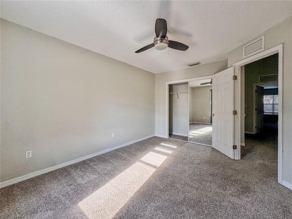 Activo con contrato: $295,000 (4 camas, 3 baños, 1873 Pies cuadrados)