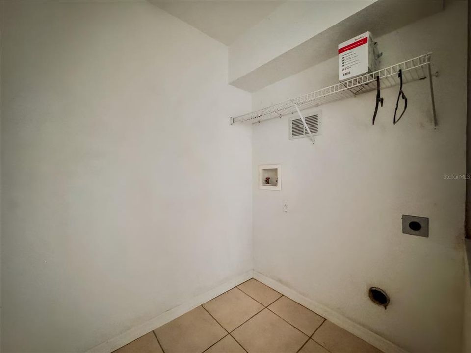 Activo con contrato: $295,000 (4 camas, 3 baños, 1873 Pies cuadrados)