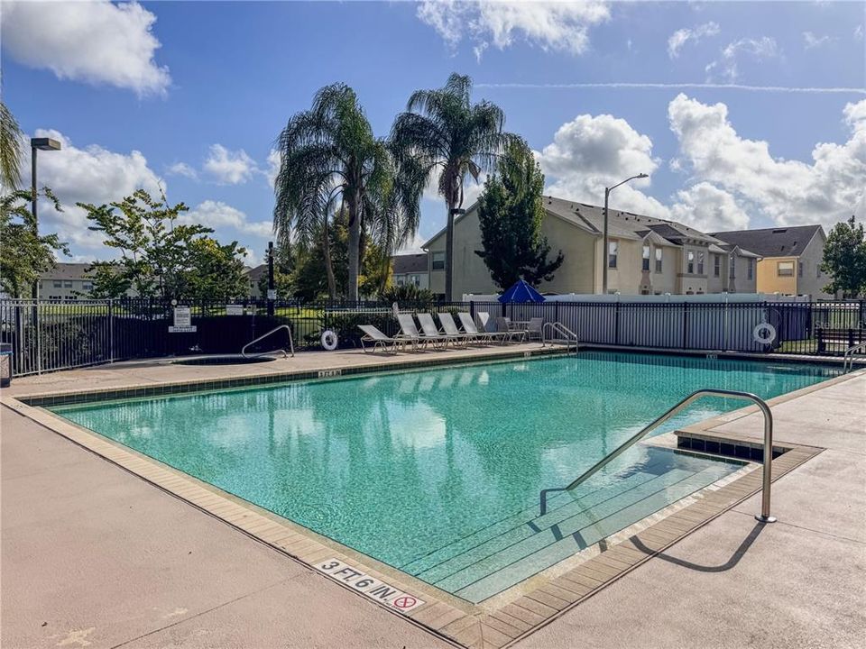 Activo con contrato: $295,000 (4 camas, 3 baños, 1873 Pies cuadrados)