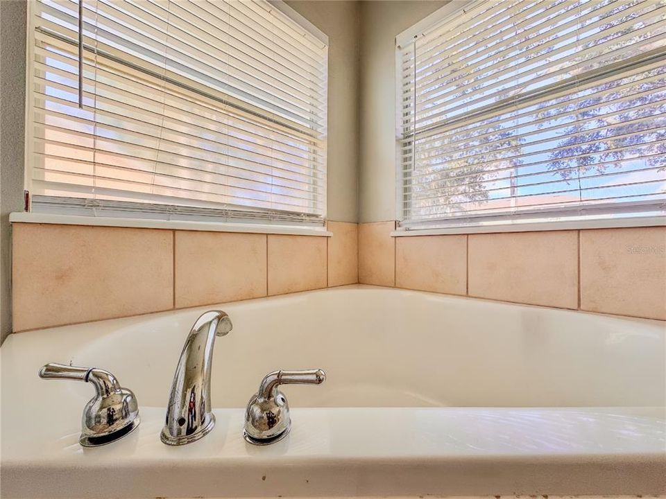 Activo con contrato: $295,000 (4 camas, 3 baños, 1873 Pies cuadrados)