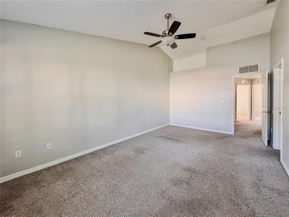 Activo con contrato: $295,000 (4 camas, 3 baños, 1873 Pies cuadrados)