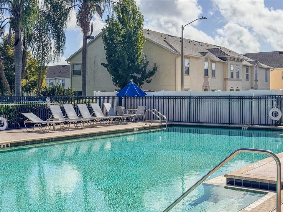 Activo con contrato: $295,000 (4 camas, 3 baños, 1873 Pies cuadrados)