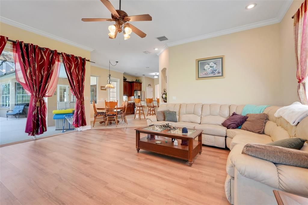 合同活跃: $749,900 (4 贝兹, 4 浴室, 3433 平方英尺)