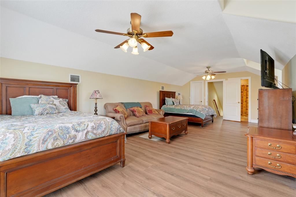 合同活跃: $749,900 (4 贝兹, 4 浴室, 3433 平方英尺)