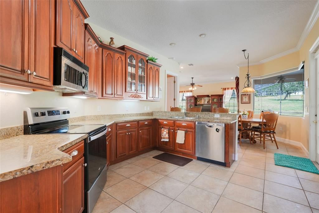 合同活跃: $749,900 (4 贝兹, 4 浴室, 3433 平方英尺)