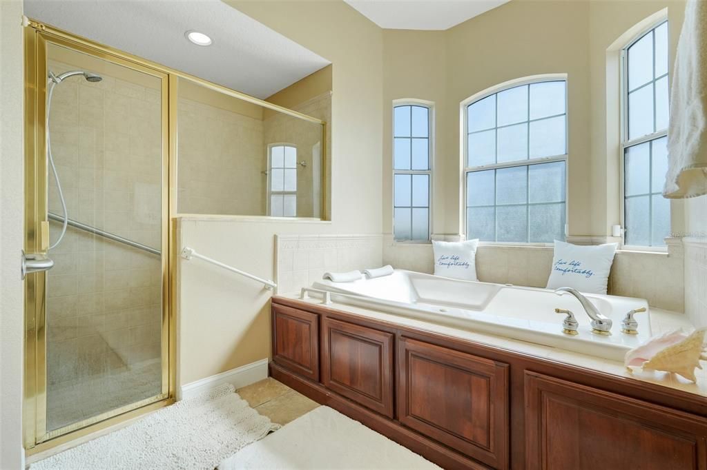 合同活跃: $749,900 (4 贝兹, 4 浴室, 3433 平方英尺)