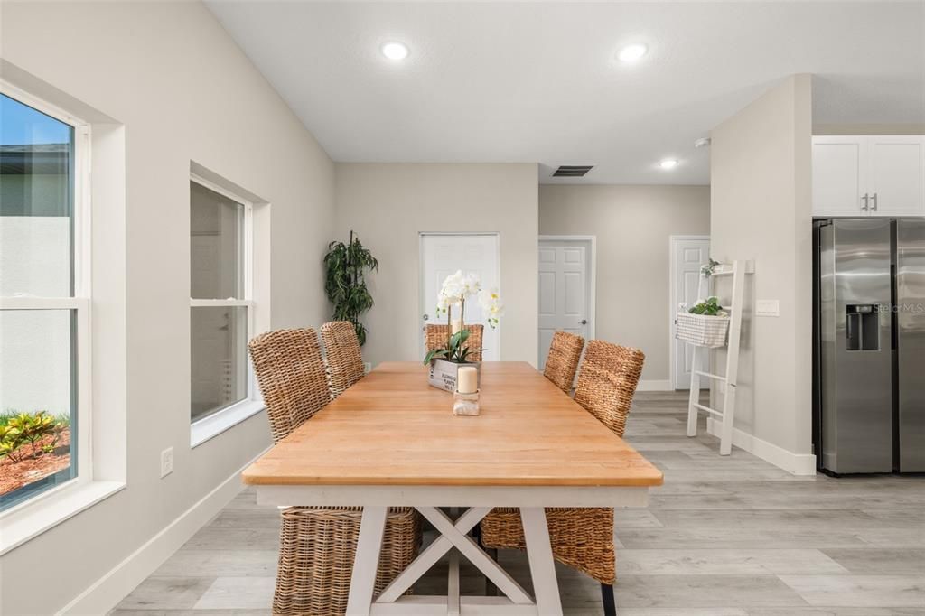 待售: $375,000 (4 贝兹, 2 浴室, 1947 平方英尺)