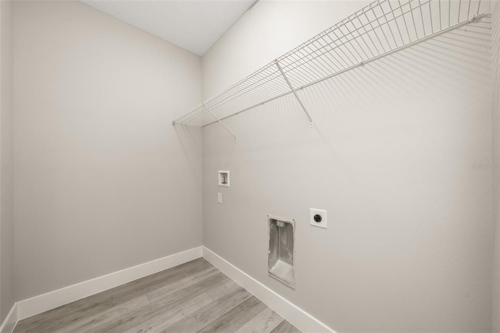 待售: $375,000 (4 贝兹, 2 浴室, 1947 平方英尺)