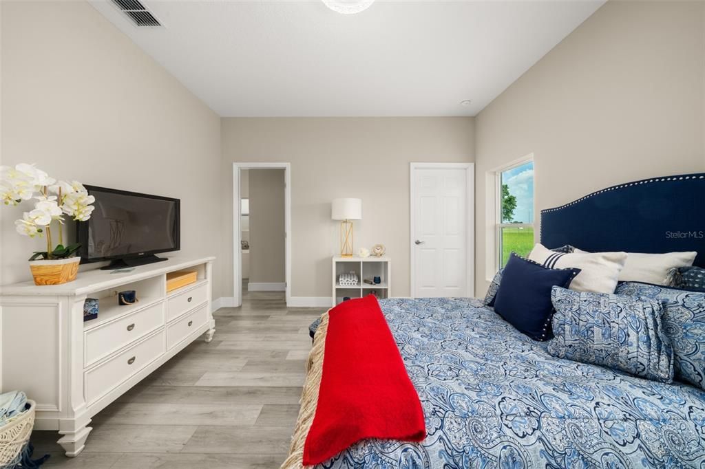 待售: $375,000 (4 贝兹, 2 浴室, 1947 平方英尺)