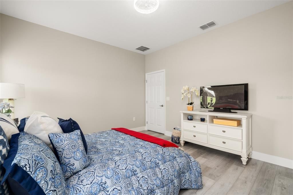 待售: $375,000 (4 贝兹, 2 浴室, 1947 平方英尺)