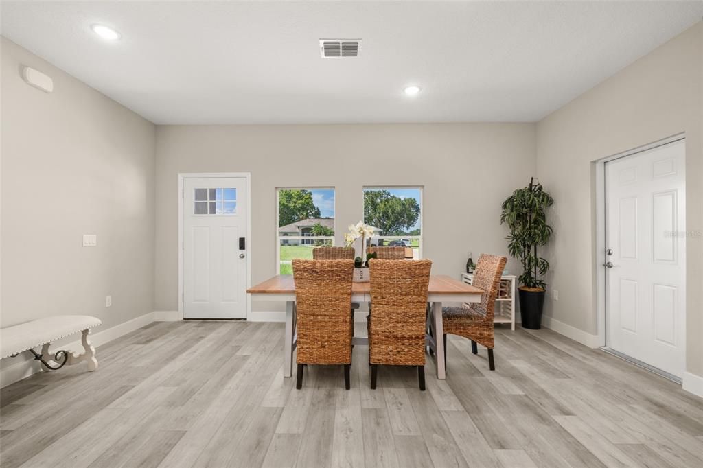 待售: $375,000 (4 贝兹, 2 浴室, 1947 平方英尺)