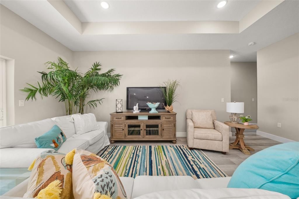 待售: $375,000 (4 贝兹, 2 浴室, 1947 平方英尺)