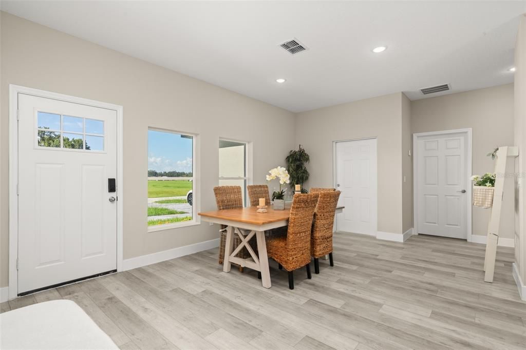 待售: $375,000 (4 贝兹, 2 浴室, 1947 平方英尺)