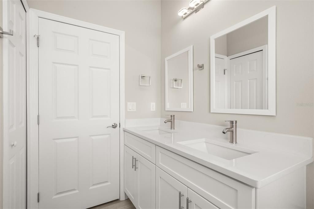 待售: $375,000 (4 贝兹, 2 浴室, 1947 平方英尺)