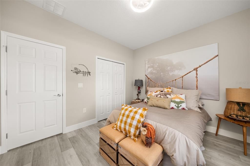 待售: $375,000 (4 贝兹, 2 浴室, 1947 平方英尺)