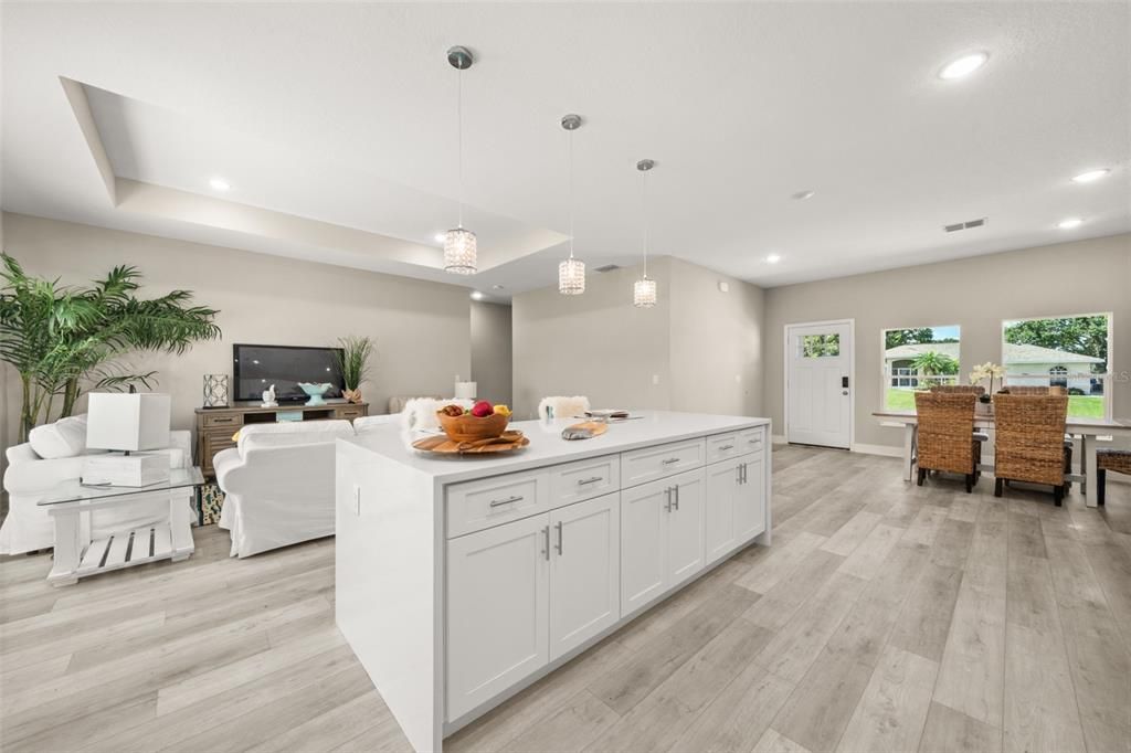 待售: $375,000 (4 贝兹, 2 浴室, 1947 平方英尺)