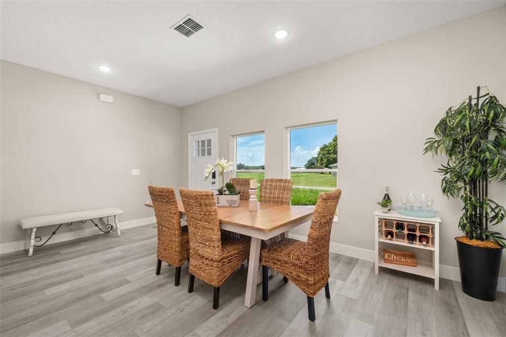 待售: $375,000 (4 贝兹, 2 浴室, 1947 平方英尺)