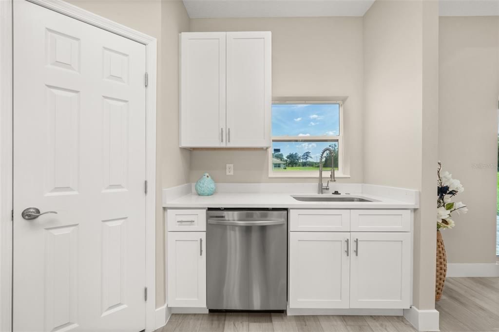 待售: $375,000 (4 贝兹, 2 浴室, 1947 平方英尺)