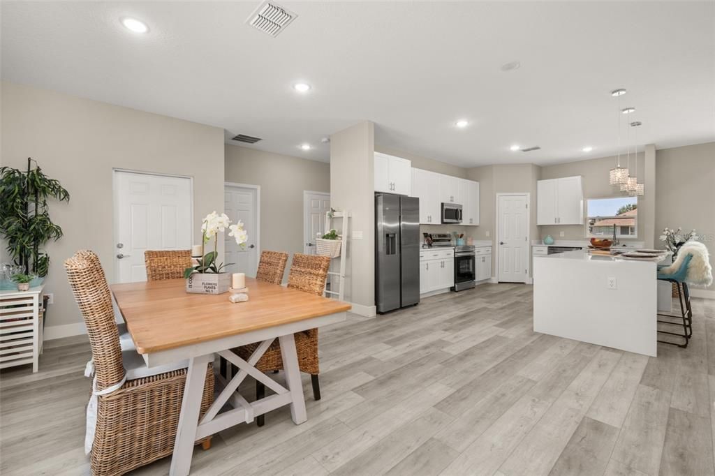 待售: $375,000 (4 贝兹, 2 浴室, 1947 平方英尺)