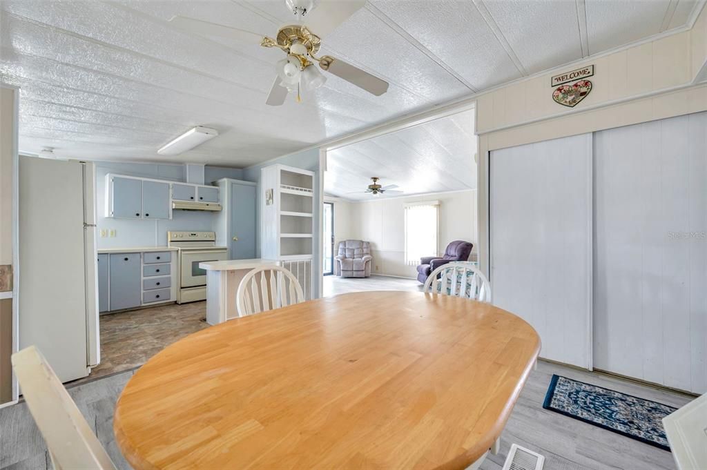 待售: $119,000 (2 贝兹, 2 浴室, 828 平方英尺)