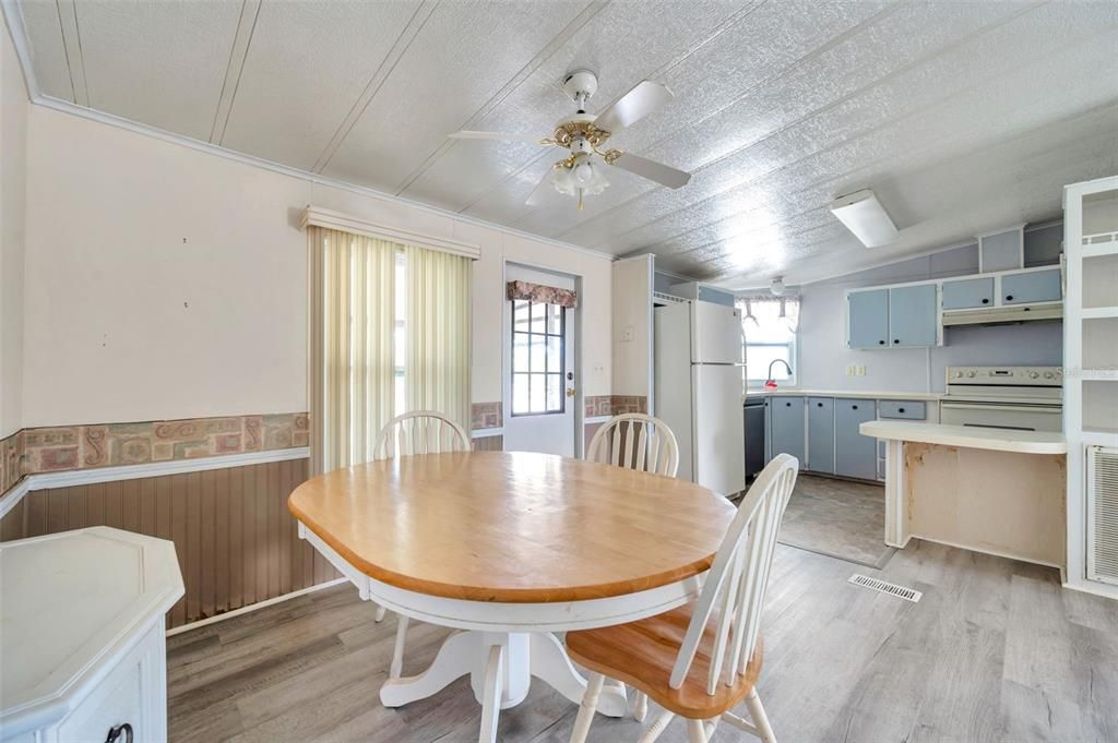 待售: $119,000 (2 贝兹, 2 浴室, 828 平方英尺)