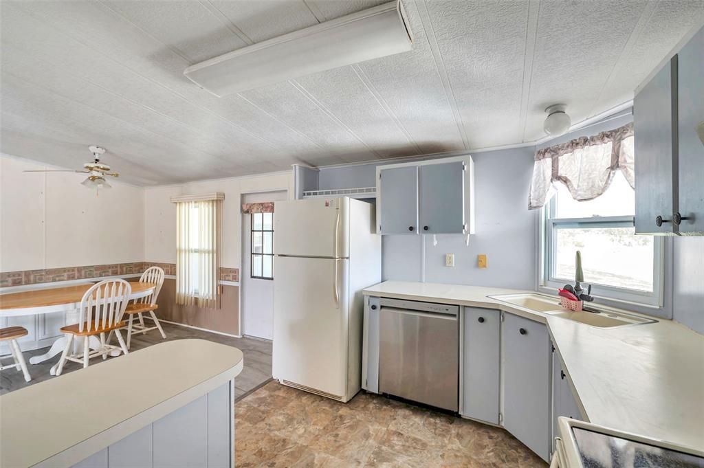 待售: $119,000 (2 贝兹, 2 浴室, 828 平方英尺)