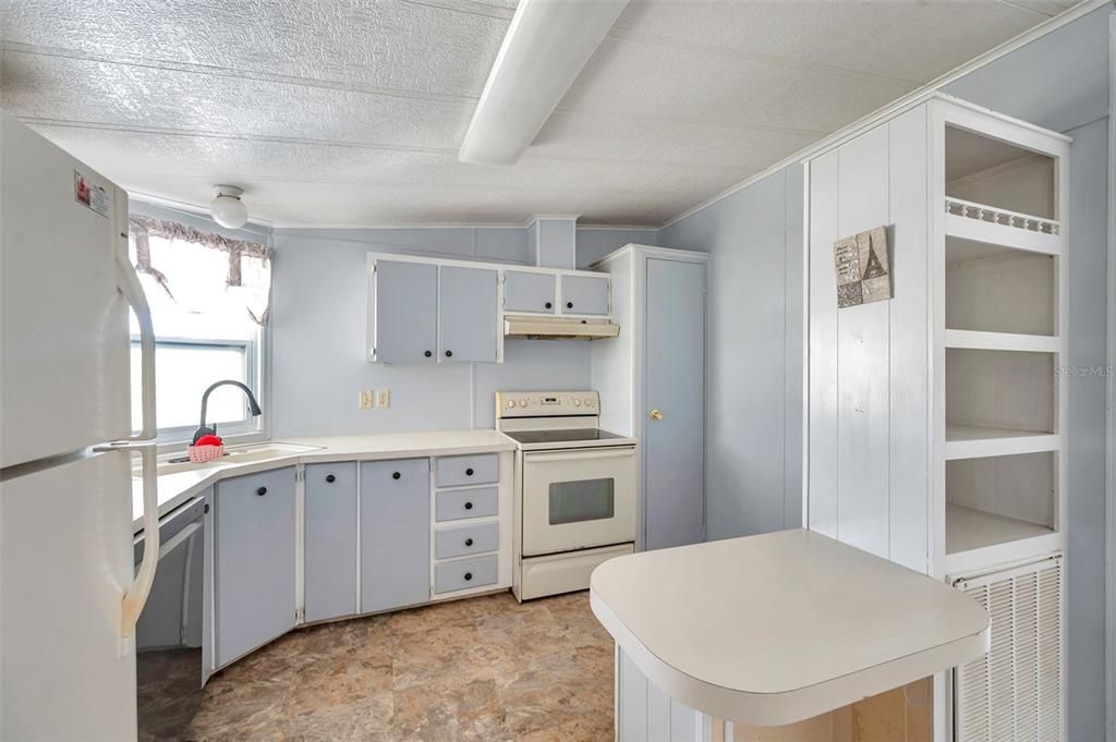 待售: $119,000 (2 贝兹, 2 浴室, 828 平方英尺)