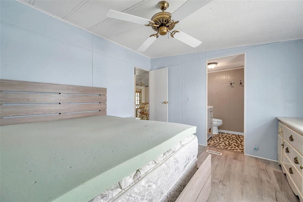 待售: $119,000 (2 贝兹, 2 浴室, 828 平方英尺)