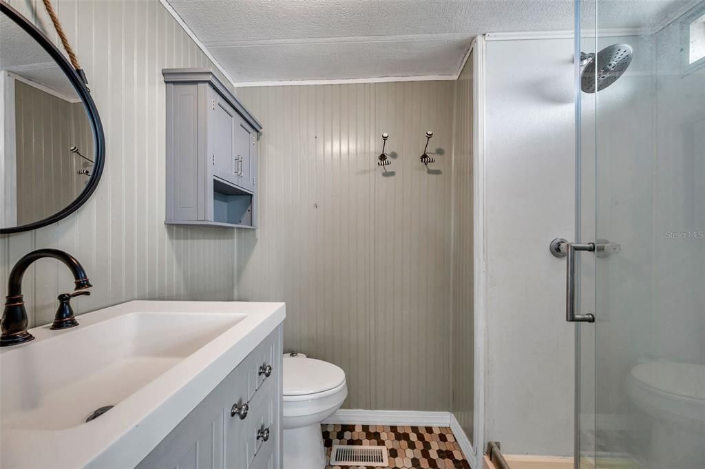 待售: $119,000 (2 贝兹, 2 浴室, 828 平方英尺)