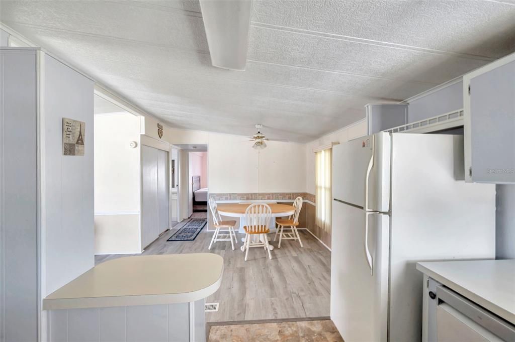 待售: $119,000 (2 贝兹, 2 浴室, 828 平方英尺)