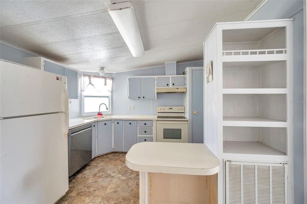 待售: $119,000 (2 贝兹, 2 浴室, 828 平方英尺)