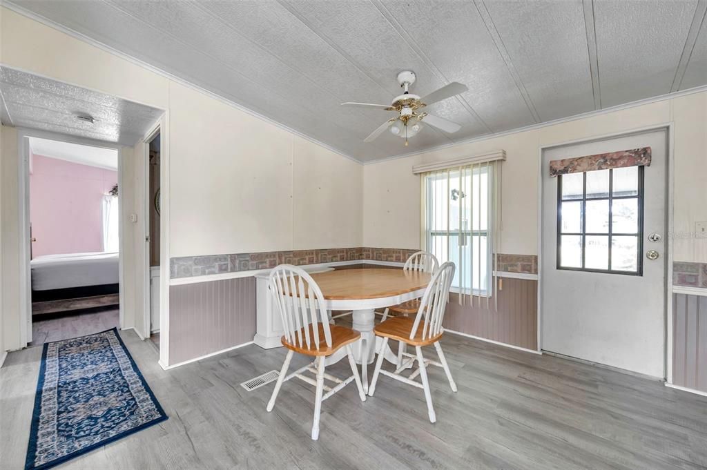 待售: $119,000 (2 贝兹, 2 浴室, 828 平方英尺)