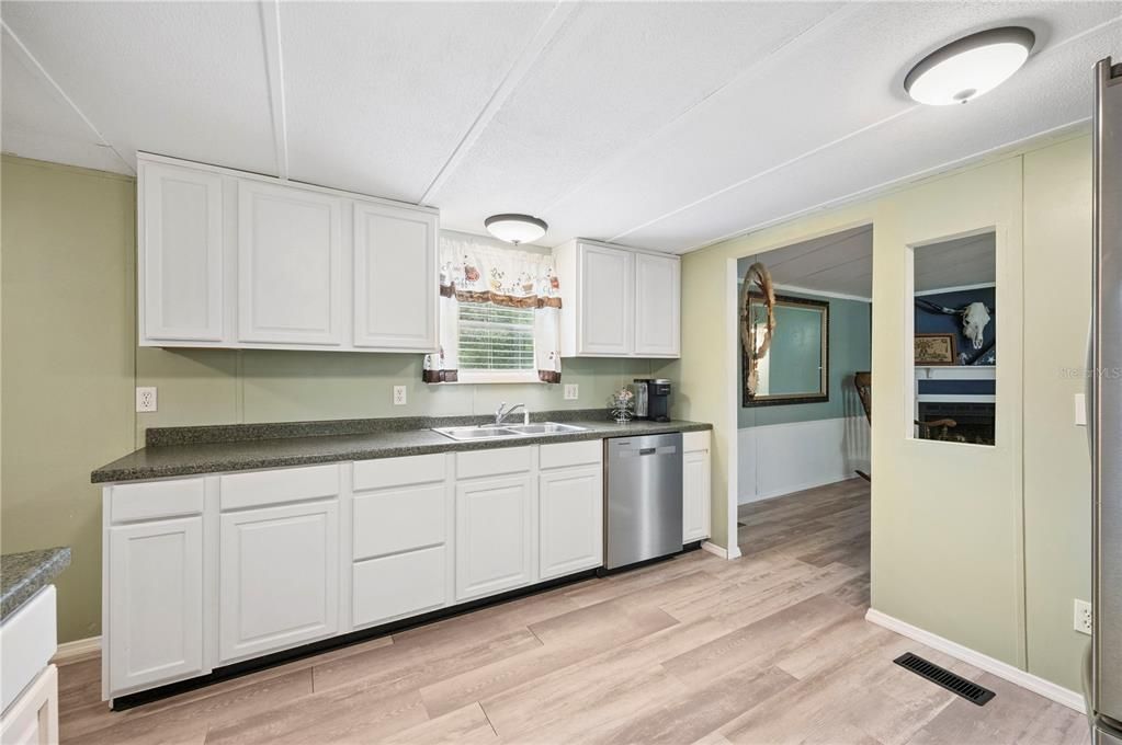 Active With Contract: $275,000 (3 beds, 2 baths, 1464 Square Feet)