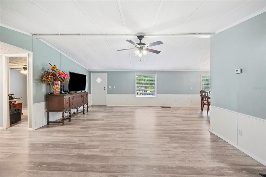 Active With Contract: $275,000 (3 beds, 2 baths, 1464 Square Feet)