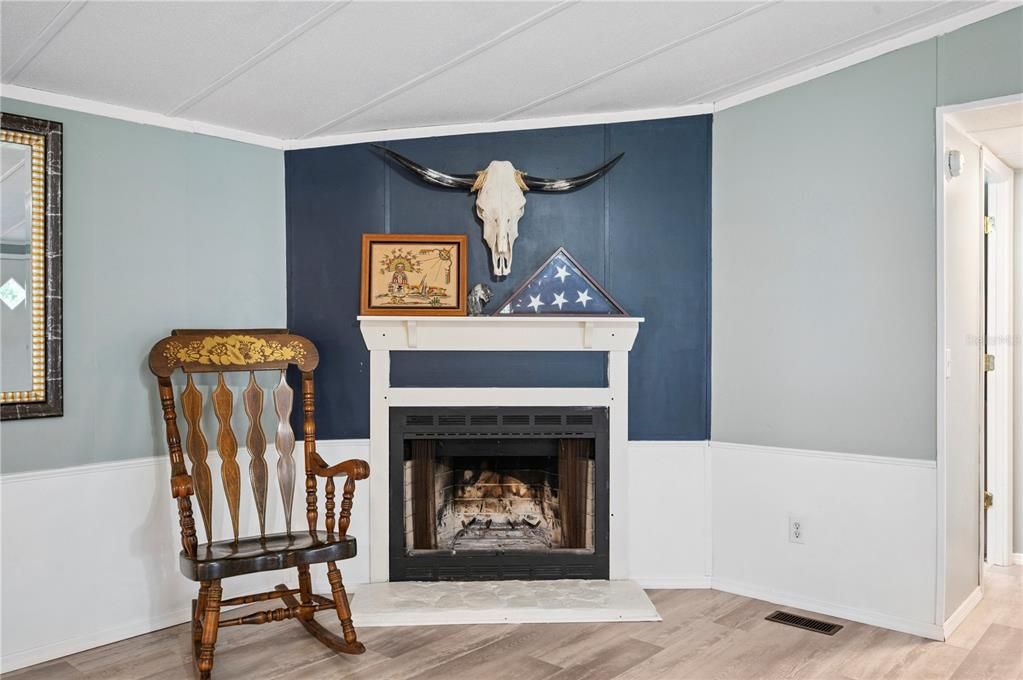 Active With Contract: $275,000 (3 beds, 2 baths, 1464 Square Feet)