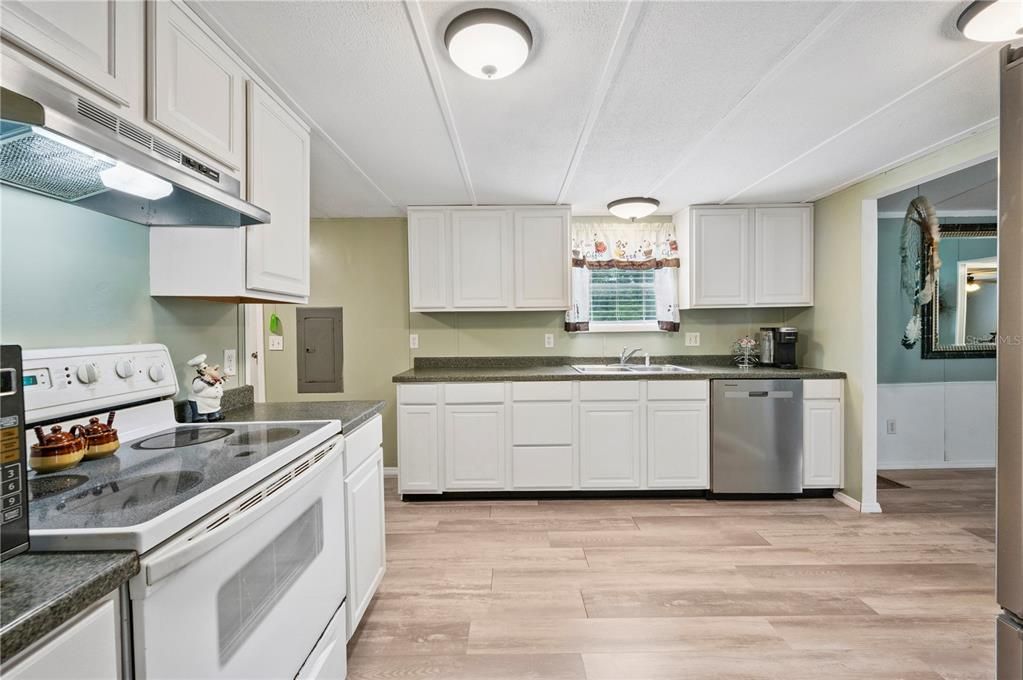 Active With Contract: $275,000 (3 beds, 2 baths, 1464 Square Feet)