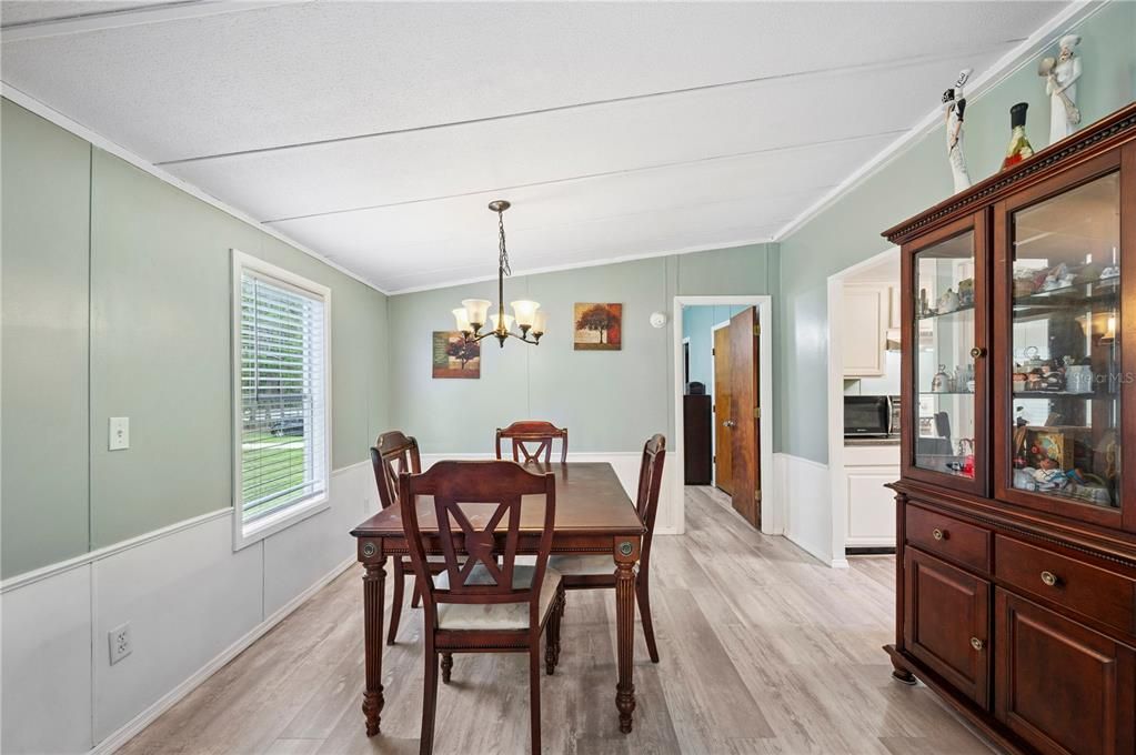 Active With Contract: $275,000 (3 beds, 2 baths, 1464 Square Feet)