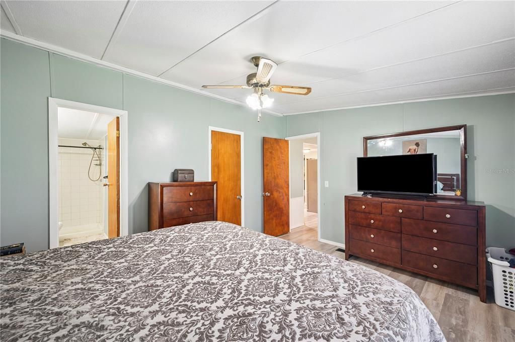 Active With Contract: $275,000 (3 beds, 2 baths, 1464 Square Feet)