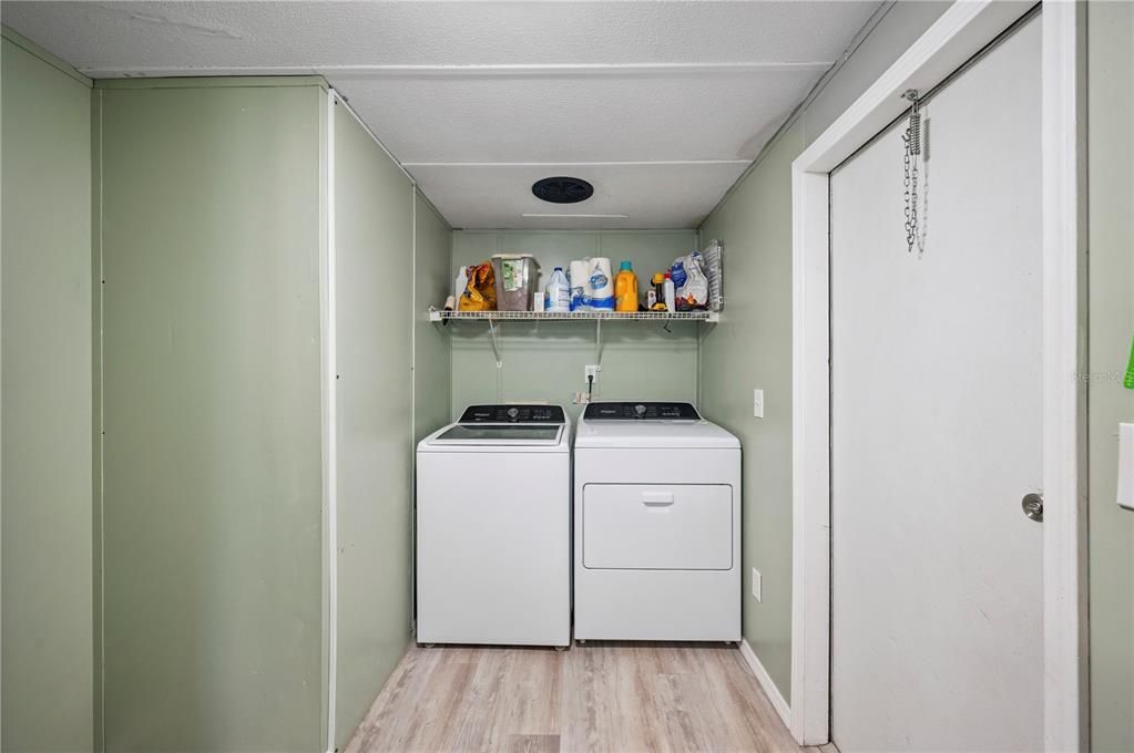 Active With Contract: $275,000 (3 beds, 2 baths, 1464 Square Feet)