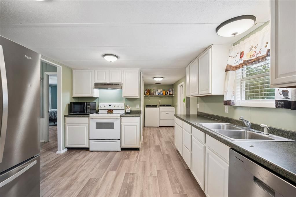 Active With Contract: $275,000 (3 beds, 2 baths, 1464 Square Feet)