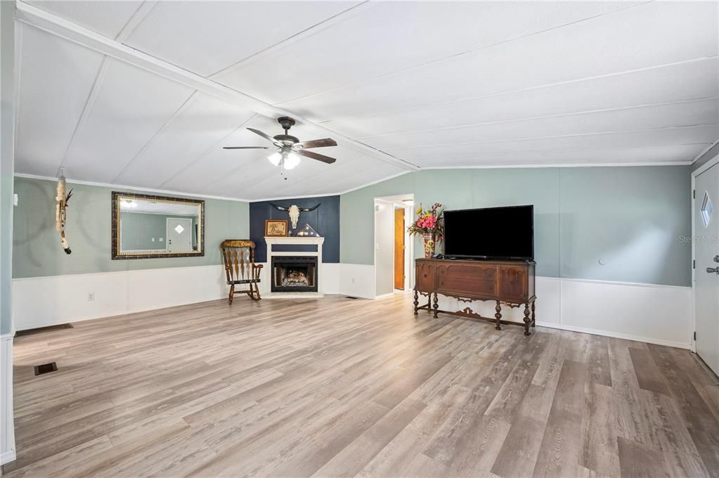 Active With Contract: $275,000 (3 beds, 2 baths, 1464 Square Feet)