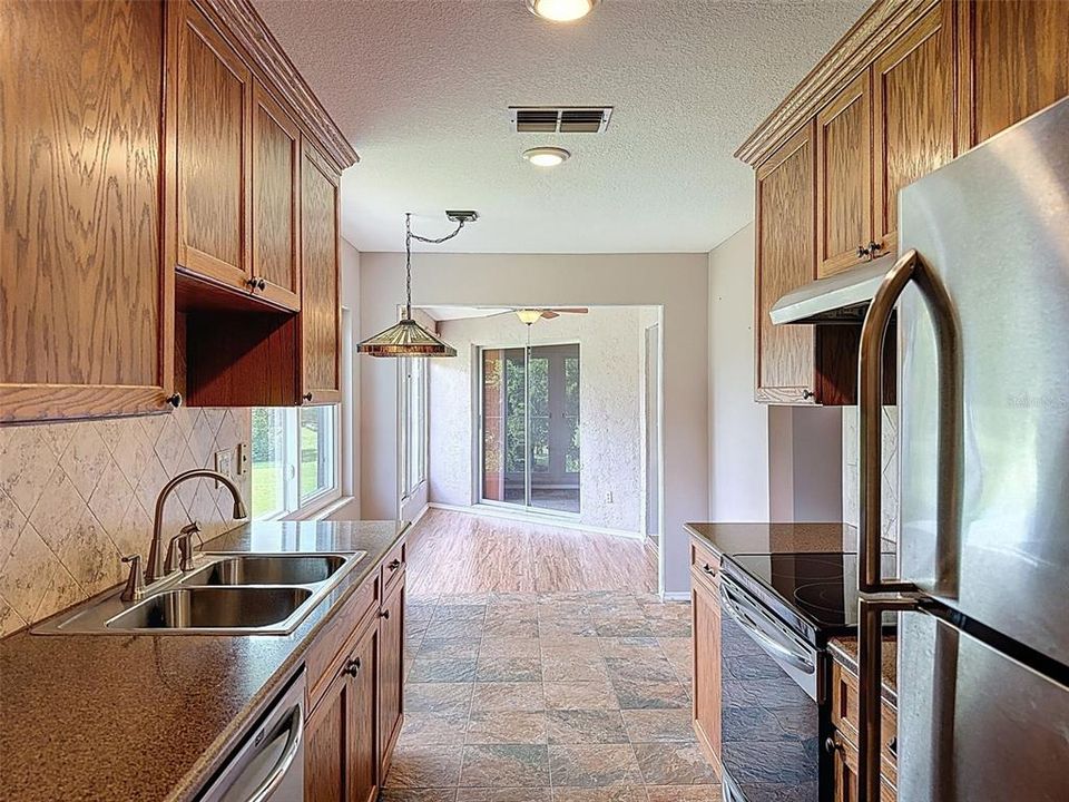 For Sale: $139,000 (2 beds, 2 baths, 1142 Square Feet)