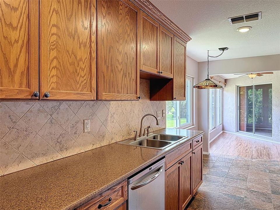 For Sale: $139,000 (2 beds, 2 baths, 1142 Square Feet)